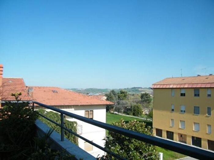 Appartamento con 6 locali in vendita in Piazza Ruggeri, Monte Roberto