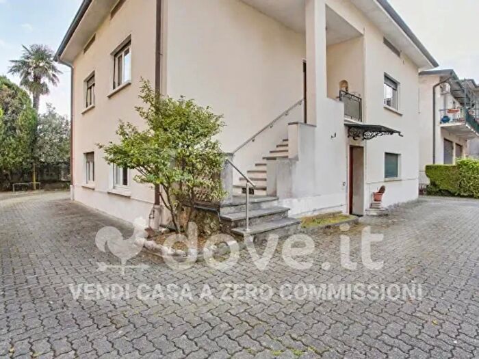 Casa con 6 locali in vendita in Via Martiri della Libertà, Laveno Mombello