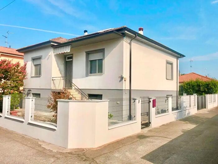 Casa con 7 locali in vendita in Via Umberto I, Lungavilla