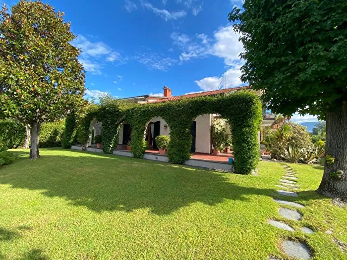 Casa con 8 locali in vendita in Francesco Donati, Forte Dei Marmi