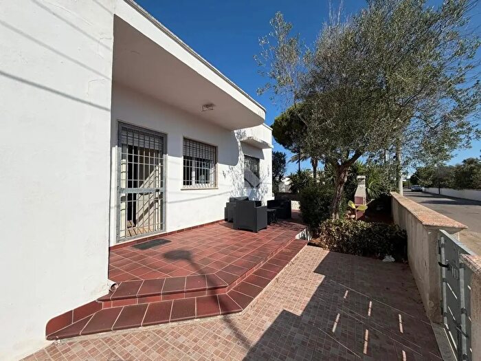 Casa con 5 locali in vendita in Racale