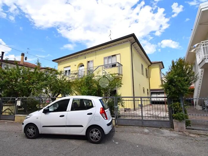 Casa con 5 locali in vendita in Viale Nettuno, Riccione