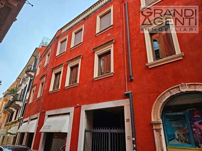 Appartamento quadrilocale in affitto in Via Cattaneo Carlo, Verona