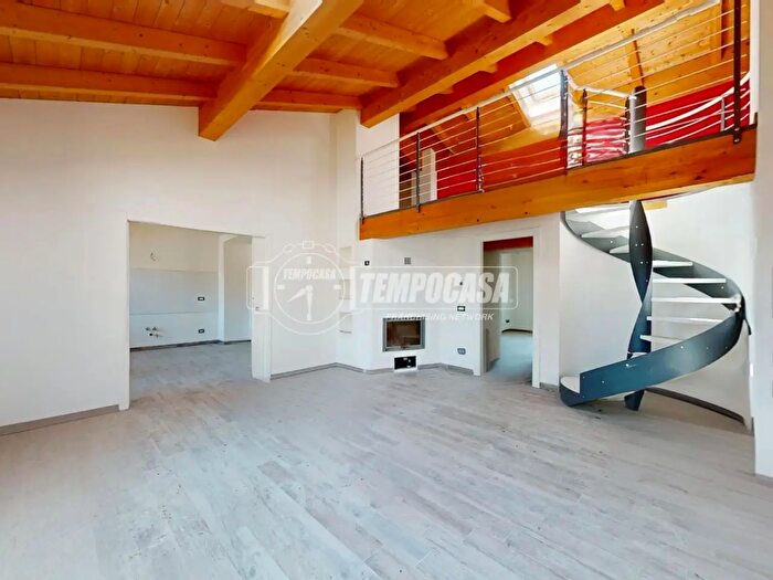 Casa con 8 locali in vendita in Novi Di Modena
