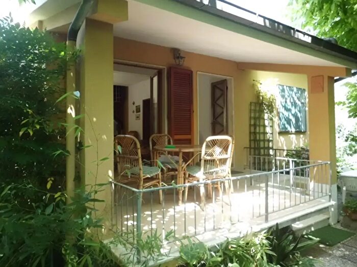 Casa con 9 locali in affitto in Massa