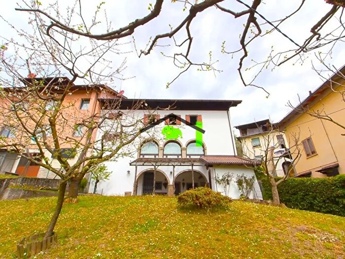 Appartamento con 9 locali in vendita in Via Cja Manzot, Cercivento