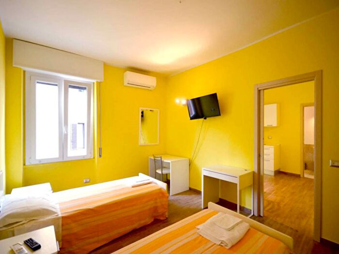 Appartamento trilocale in affitto in Via Bordighera, Famagosta, Milano