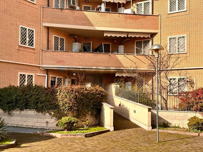 Appartamento trilocale in vendita in Via Anicio Paolino, Roma