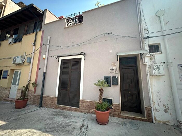Casa quadrilocale in affitto in Via Vittorio Emanuele Orlando, Centro, Terrasini