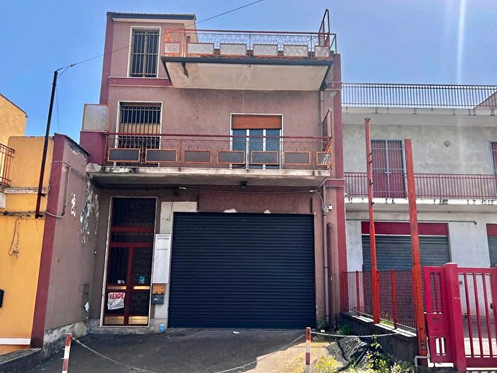 Casa con 9 locali in vendita in Giarre