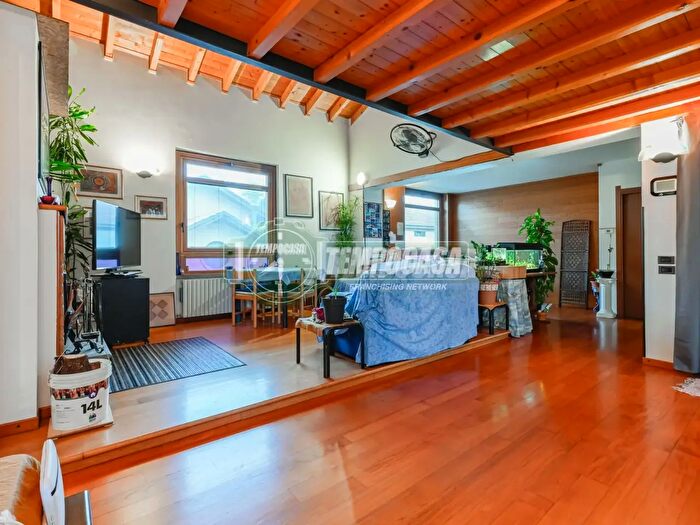 Appartamento quadrilocale in vendita in Via De Amicis, Cornate D'Adda