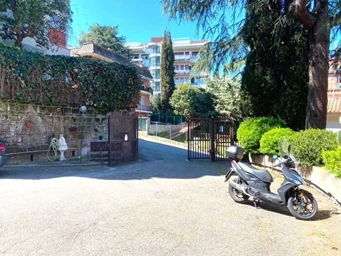 Appartamento quadrilocale in vendita in Via Santa Giovanna Elisabetta, Roma