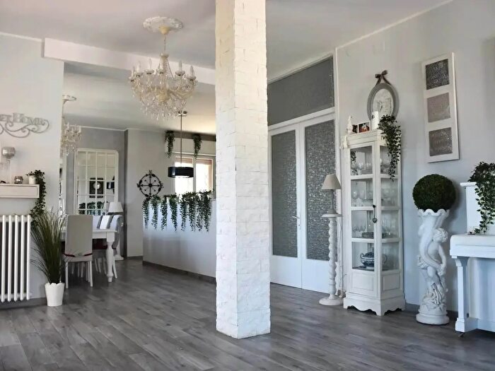 Casa con 12 locali in vendita in San Costanzo