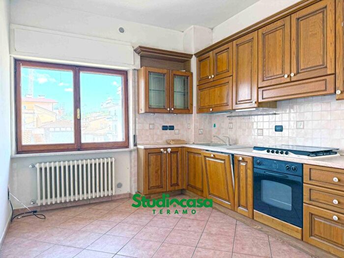 Appartamento quadrilocale in affitto in Viale Francesco Crucioli, Centro, Teramo