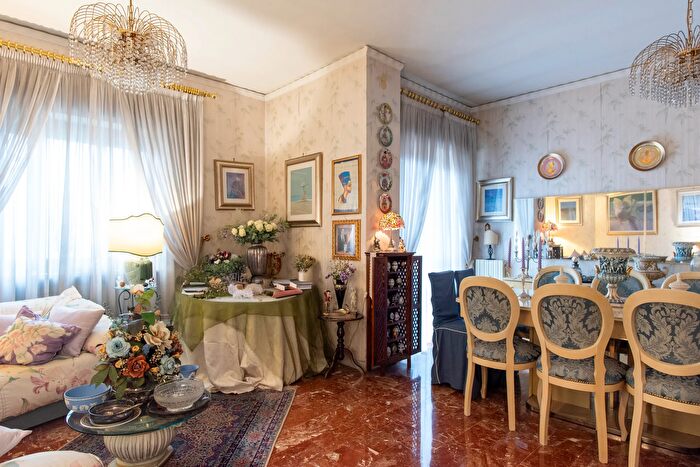 Appartamento con 5 locali in vendita in Via E a Mario, Napoli