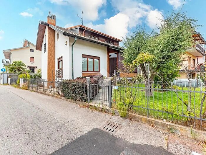 Casa con 5 locali in vendita in Via Friuli, Lainate