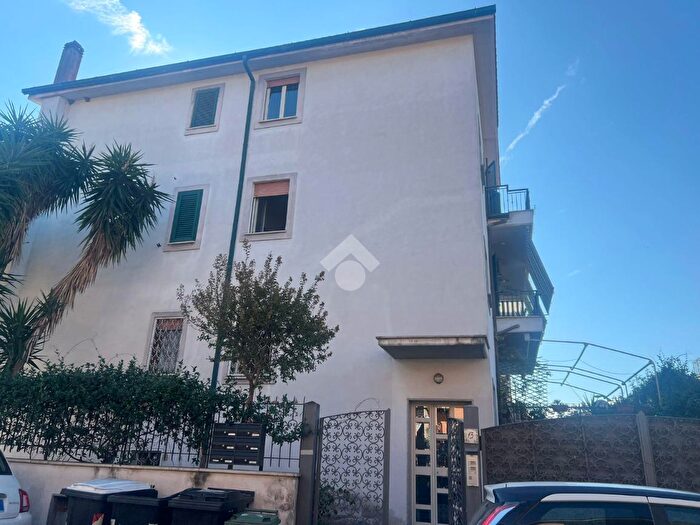 Appartamento quadrilocale in vendita in Via Malgrate, Roma