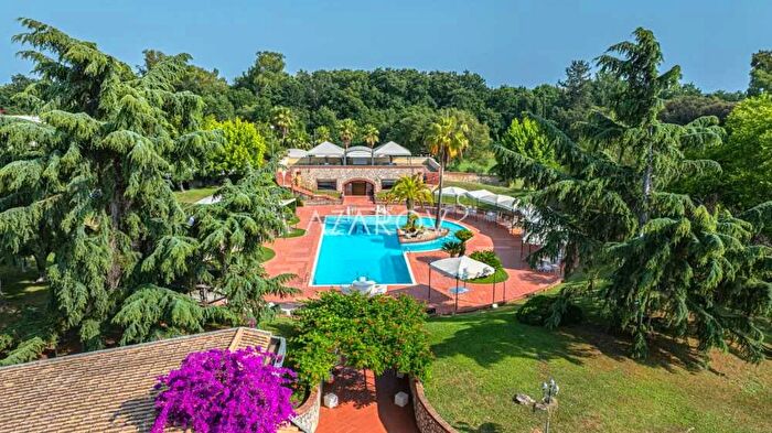 Casa con 5 locali in vendita in Latina