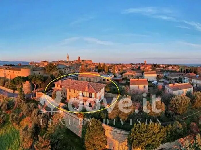 Casa con 6 locali in vendita in Viale di Circonvallazione Snc, Pienza