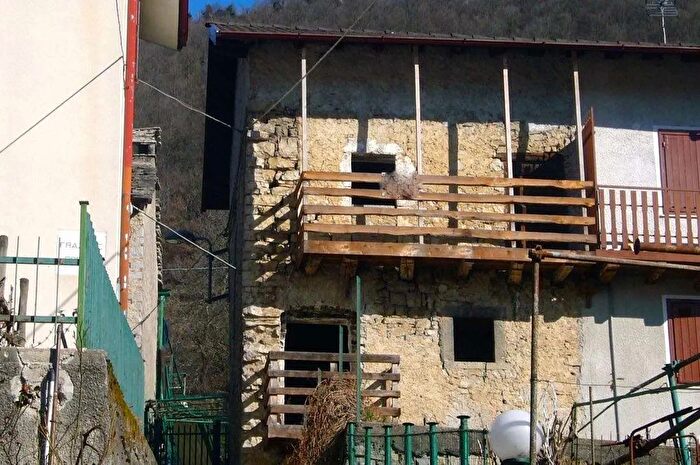 Casa trilocale in vendita in Via Pagafone, Locatello