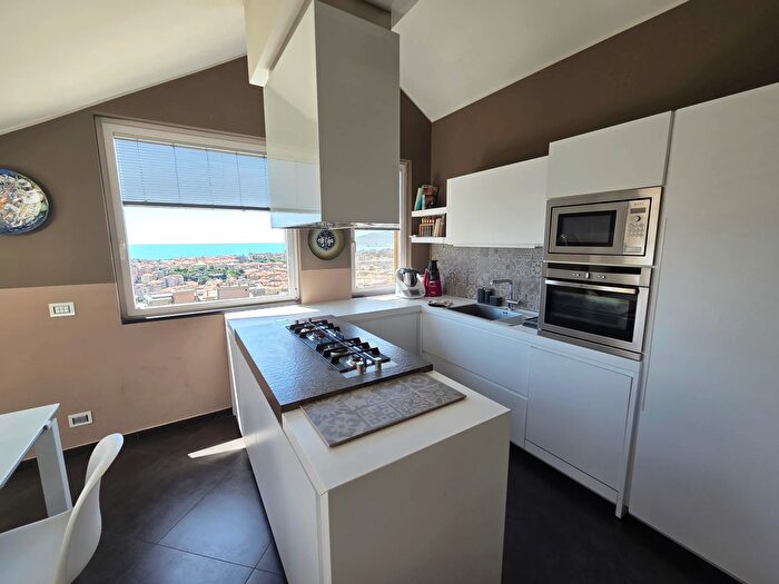 Appartamento con 5 locali in vendita in Via Rusca, Savona