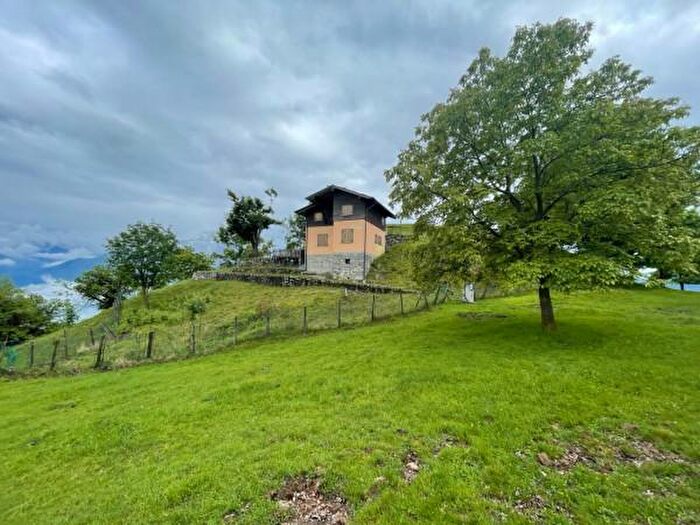 Casa trilocale in vendita in Via per Vercana, Domaso