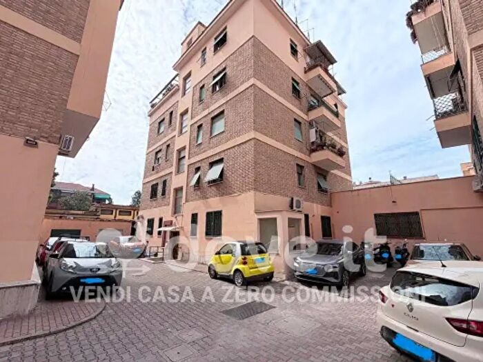 Appartamento trilocale in vendita in Via Tuscolana, Roma