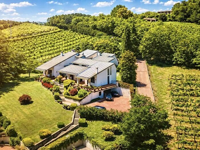 Casa con 16 locali in vendita in Via Dalmazia, Longare