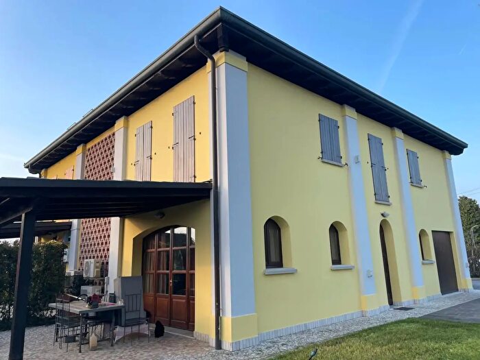 Casa quadrilocale in vendita in Via Vittorio Veneto, Galliera