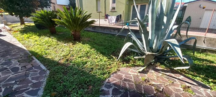 Casa con 6 locali in vendita in Montelabbate