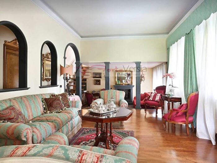 Casa con 6 locali in affitto in Via Giuseppe Mazzini, Vittoria Apuana, Forte dei Marmi