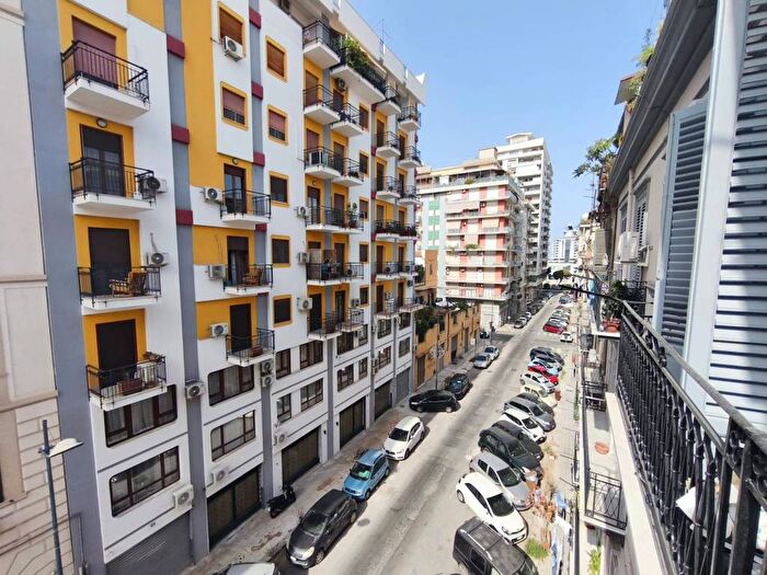 Appartamento trilocale in affitto in Via Ammiraglio Gravina, Roma Cavour, Palermo