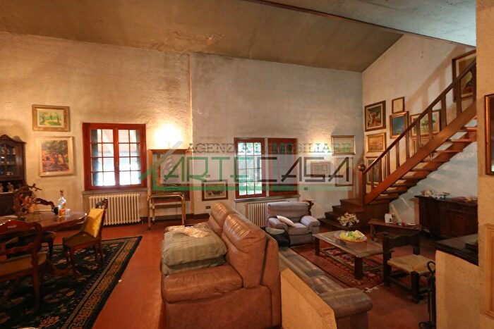 Casa con 11 locali in vendita in Cascina