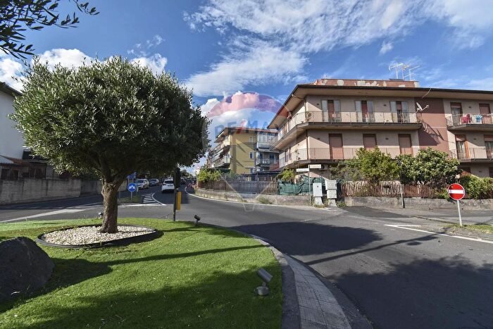 Appartamento con 6 locali in vendita in Via Vergine Maria, Camporotondo Etneo