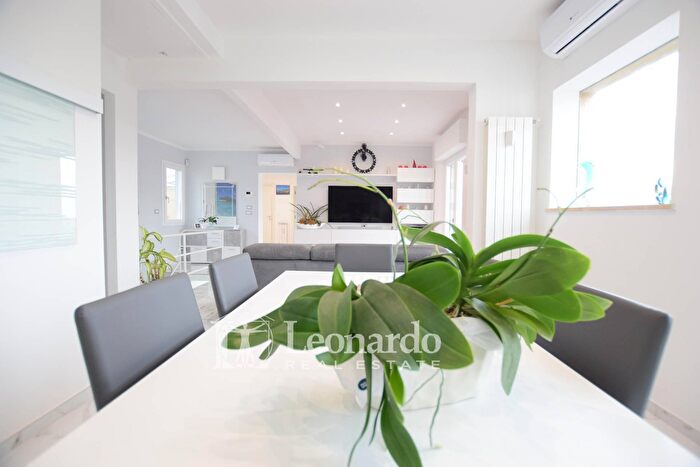 Appartamento con 7 locali in vendita in Via d'Annunzio, Viareggio