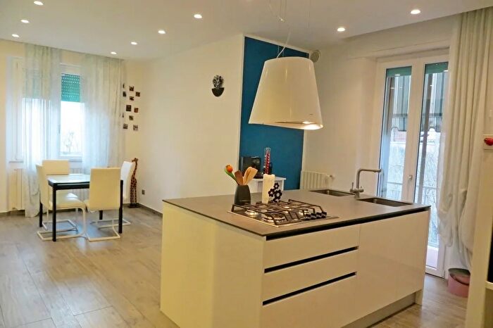 Appartamento trilocale in vendita in Via Luigi Cremani, Siena