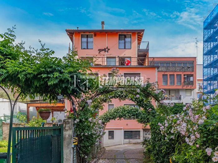 Appartamento quadrilocale in vendita in Via Luigi Pastro, Milano