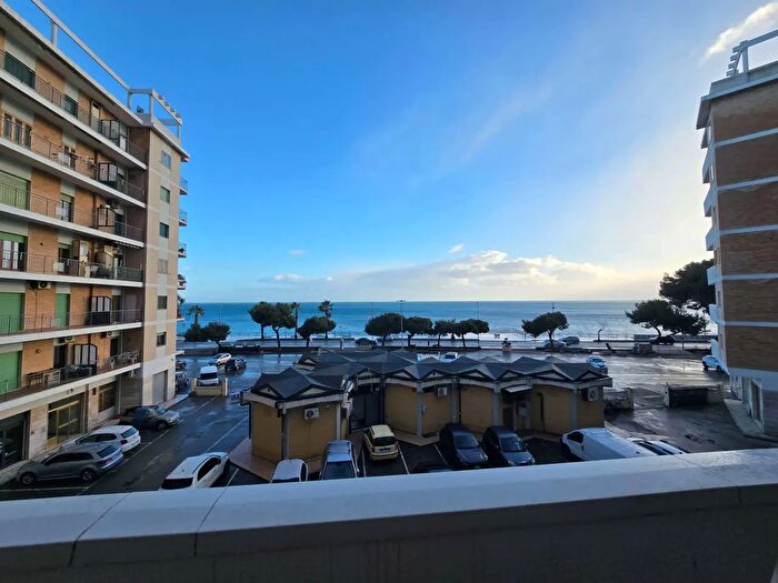 Appartamento trilocale in affitto in Via Lungomare, Catanzaro