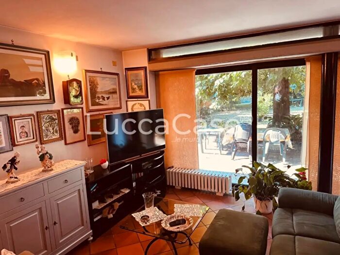 Casa con 8 locali in vendita in Lucca
