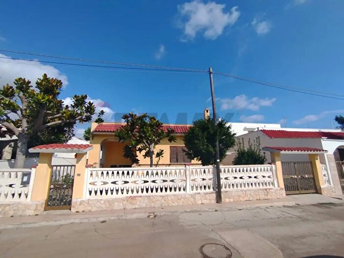 Casa con 8 locali in vendita in Torchiarolo