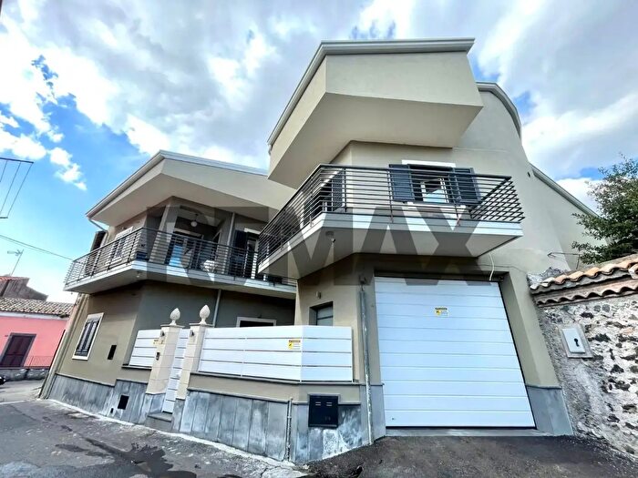 Casa con 7 locali in vendita in Vico Cavaliere, Tremestieri Etneo
