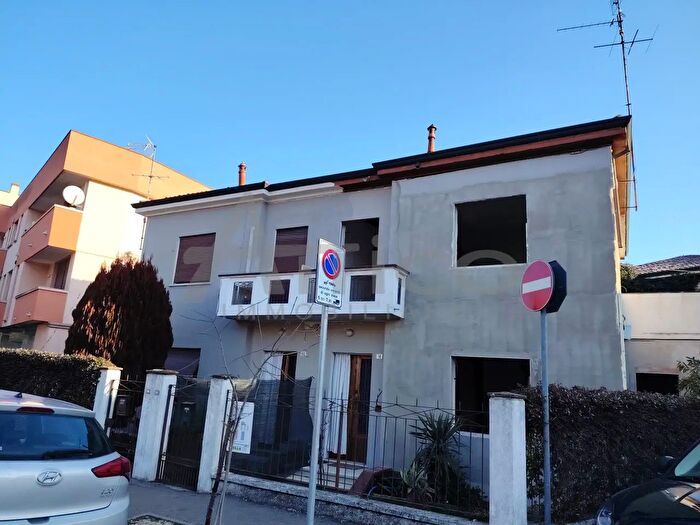 Casa con 6 locali in vendita in Viale Antonio Gramsci Ro, Rovigo