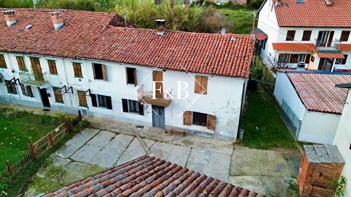 Casa con 8 locali in vendita in Via San Sebastiano, Valfenera