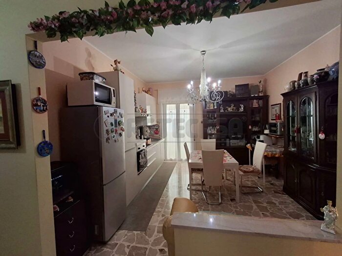 Appartamento con 5 locali in vendita in Via Augusta, Siracusa