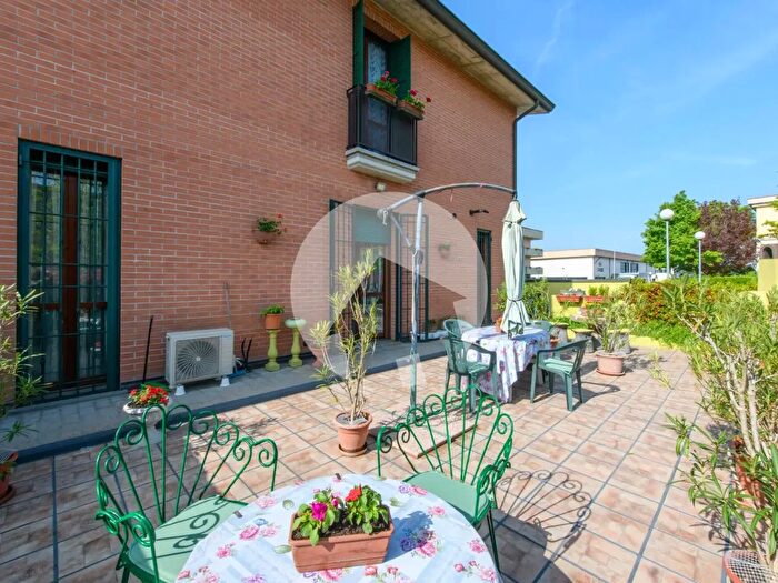 Casa con 6 locali in vendita in Via Renato Marmiroli, Reggio Emilia