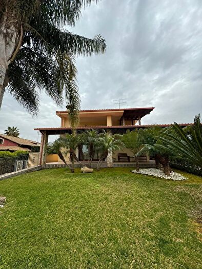 Casa con 15 locali in vendita in Via Brancati, Melilli