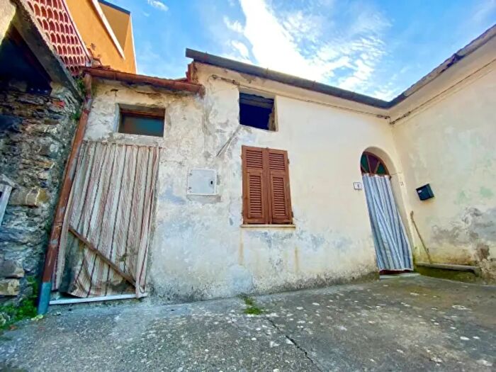 Casa trilocale in vendita in Via Metti, Podenzana