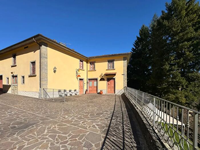 Casa con 15 locali in vendita in Via della Villa, Cantagallo