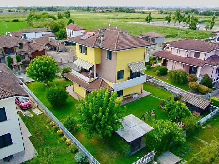 Casa con 13 locali in vendita in Via Don Giovanni Rizzante, Alessandria