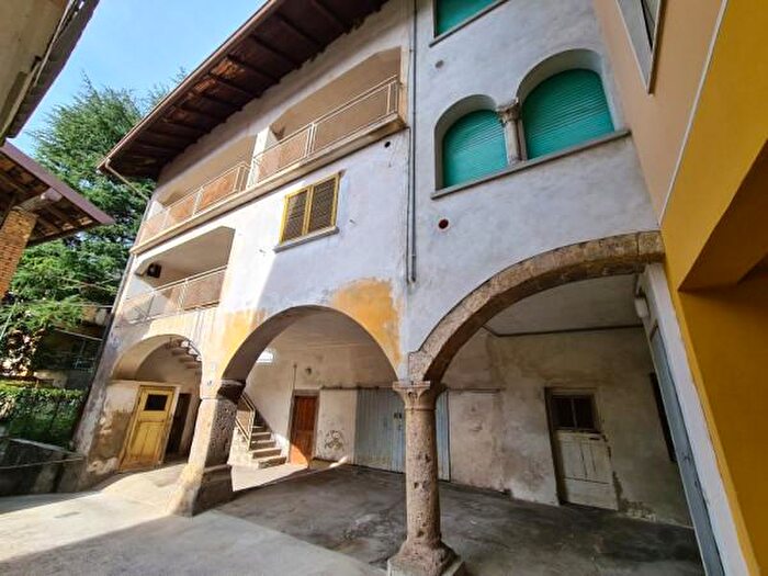 Casa con 5 locali in vendita in Via Alessandro Manzoni, Gazzaniga